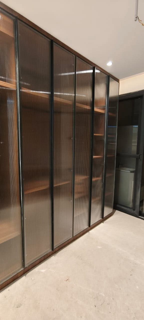 Home Interior PU Kitchen CNC Design Wardrobes Vanity LCD TV Panel Glass Shutter Wardrobe