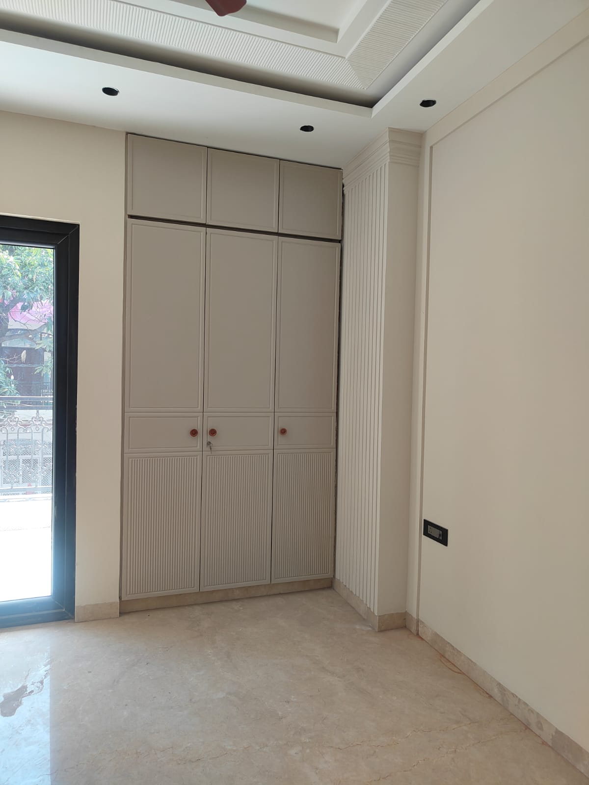 Modular Kitchen Pu Paint, CNC Design PU Wardrobe, Fluted Glass Storage Unit, CNC Designed PU Paint Flush Door