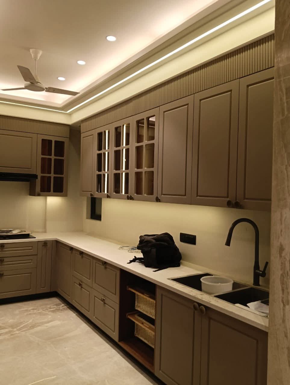 Home Interior PU Kitchen CNC Design Wardrobes Vanity LCD TV Panel Glass Shutter Wardrobe