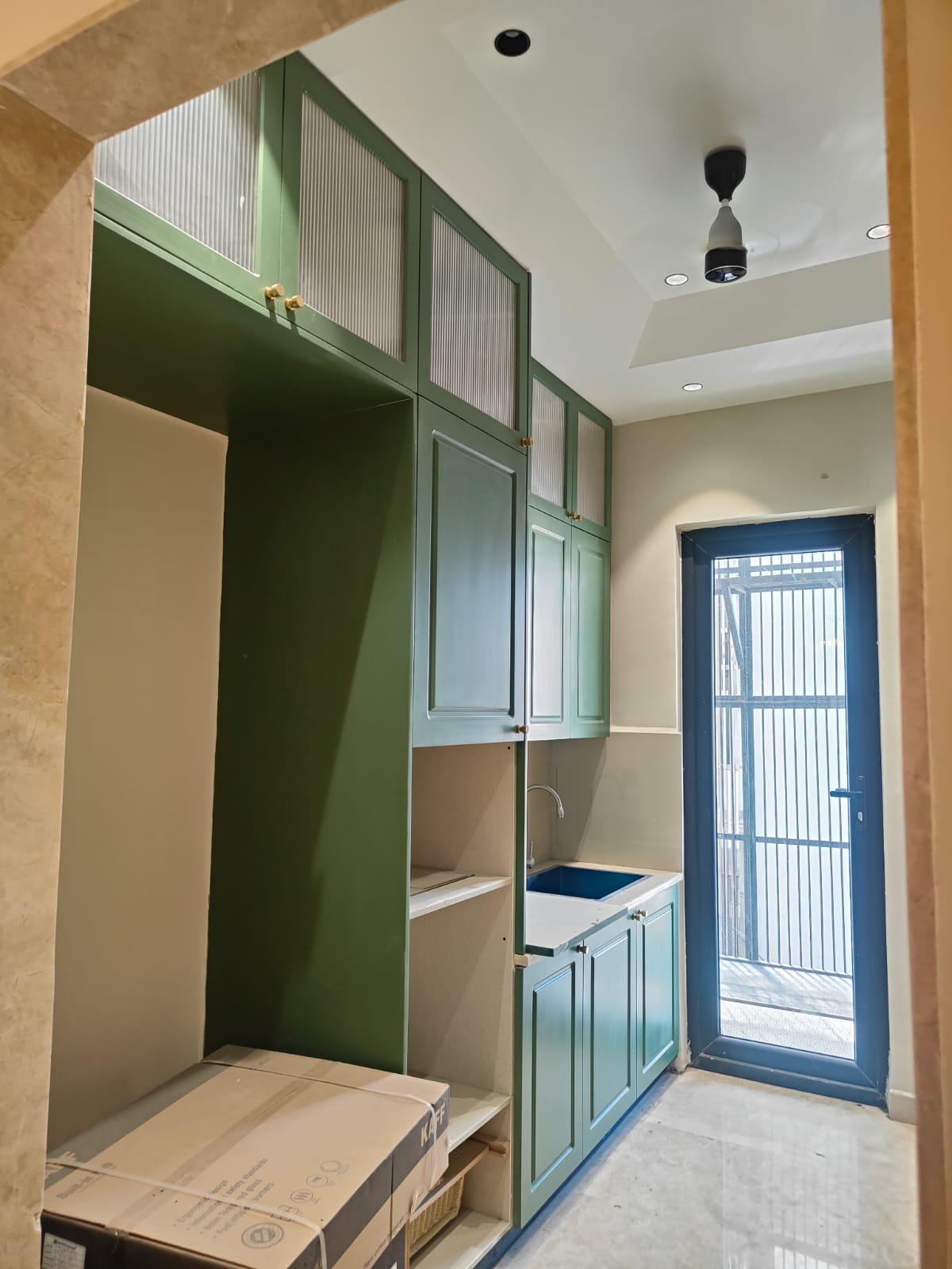 Modular Kitchen Pu Paint, CNC Design PU Wardrobe, Fluted Glass Storage Unit, CNC Designed PU Paint Flush Door