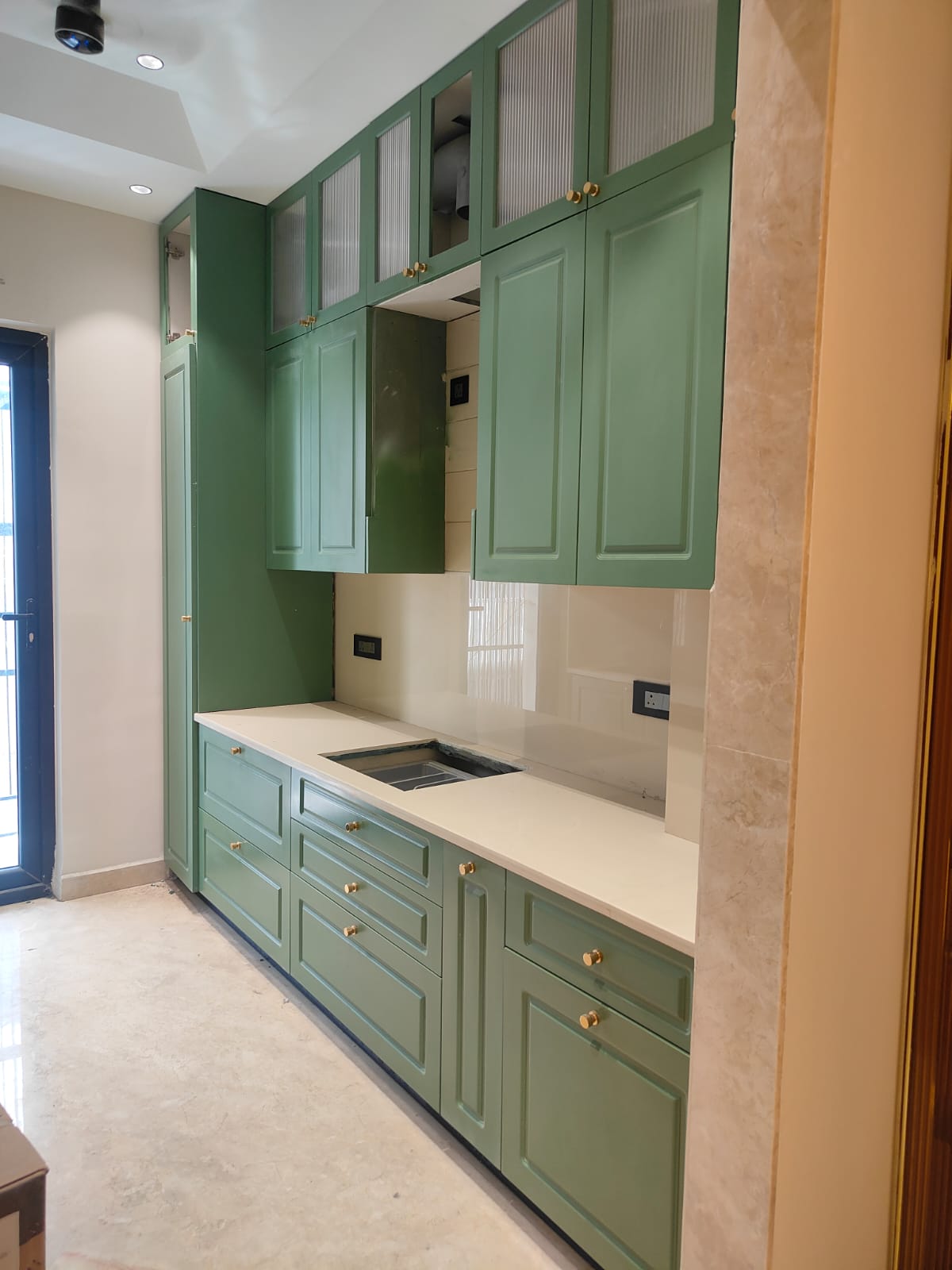 Modular Kitchen Pu Paint, CNC Design PU Wardrobe, Fluted Glass Storage Unit, CNC Designed PU Paint Flush Door