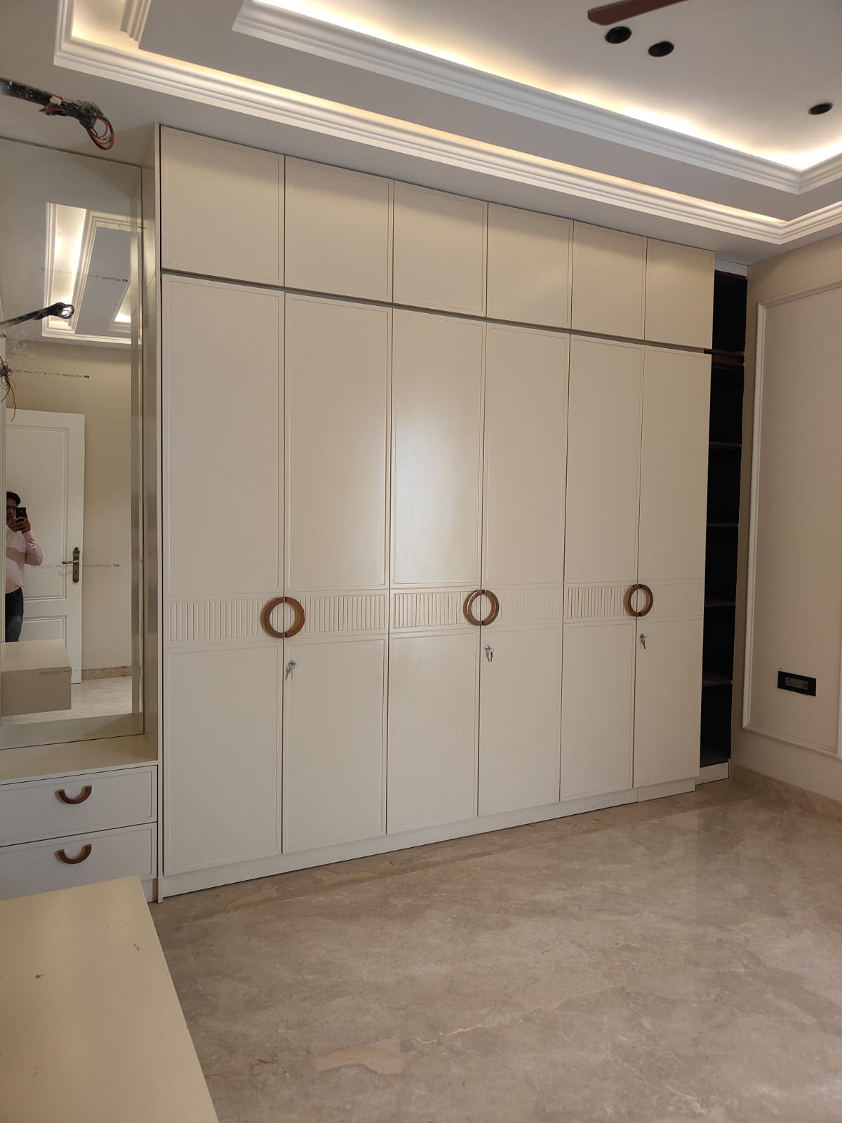 Modular Kitchen Pu Paint, CNC Design PU Wardrobe, Fluted Glass Storage Unit, CNC Designed PU Paint Flush Door